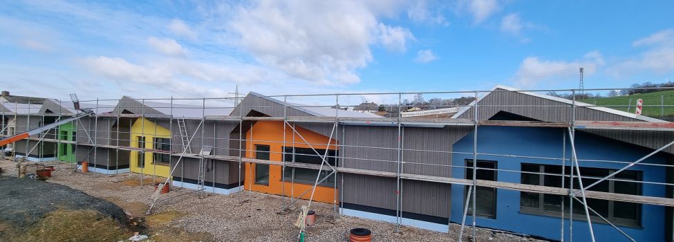Frontansicht der bunten Gruppenräume im neuen Kindergarten Am Wolfsgraben.