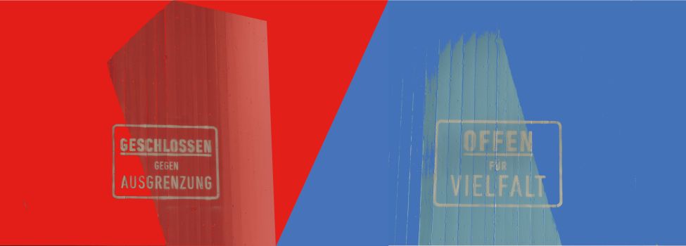 Hier sehen Sie zwei bemalte Betonsäulen. Eine blau, eine rot. Offen für Vielfalt, geschlossen gegen Ausgrenzung