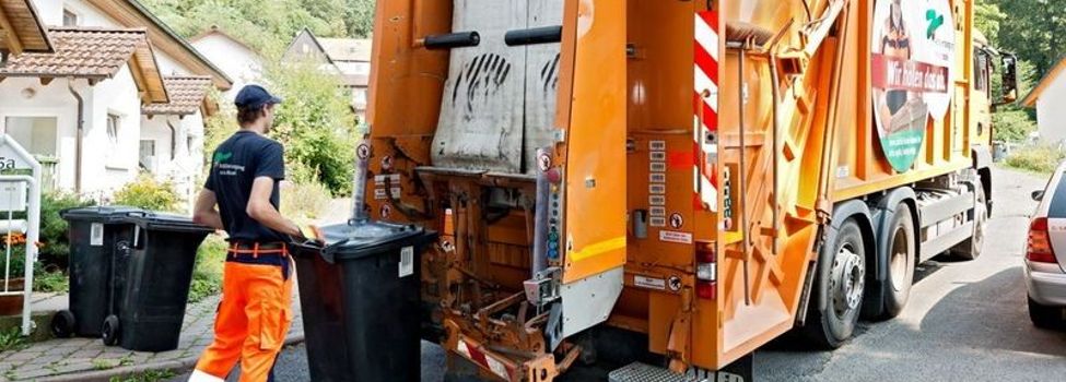 Bild der Müllabfuhr mit Auto und Mülltonnen