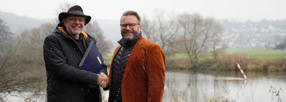 Kasseler Stadtbaurat Nolda erhält von Niestetals Bürgermeister Brückmann die unterschriebene Vereinbarung am Fuldaufer.