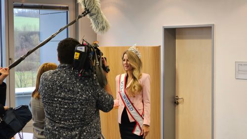 Auch ein Kamerateam und die Presse begleiteten Frau Dr. Schnelle bei ihrem Mrs. World Besuch.