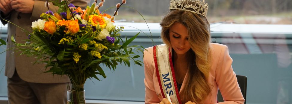 Dr. Julia Schnelle, die Mrs.World trägt sich in das Goldene Buch der Gemeinde ein. Bürgermeister Brückmann begrüßt sie herzlich im Rathaus.