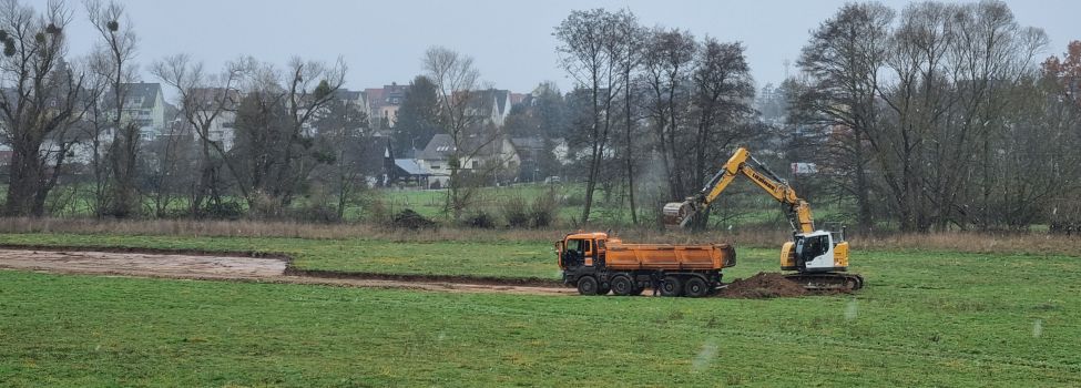 Die Ausschachtungen für den neuen Niestelauf, östlich der A7, hat begonnen.