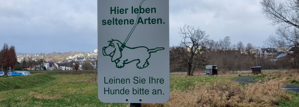Die Aufschrift weist auf die ansässigen Tierarten hin und bittet um Rücksicht.