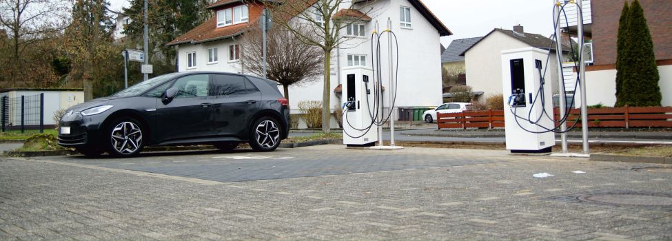 Die Säulen sind ab sofort am Parkplatz des Gemeindezentrums, Zufahrt über die Straße Am Schwalbesberg, zu erreichen.