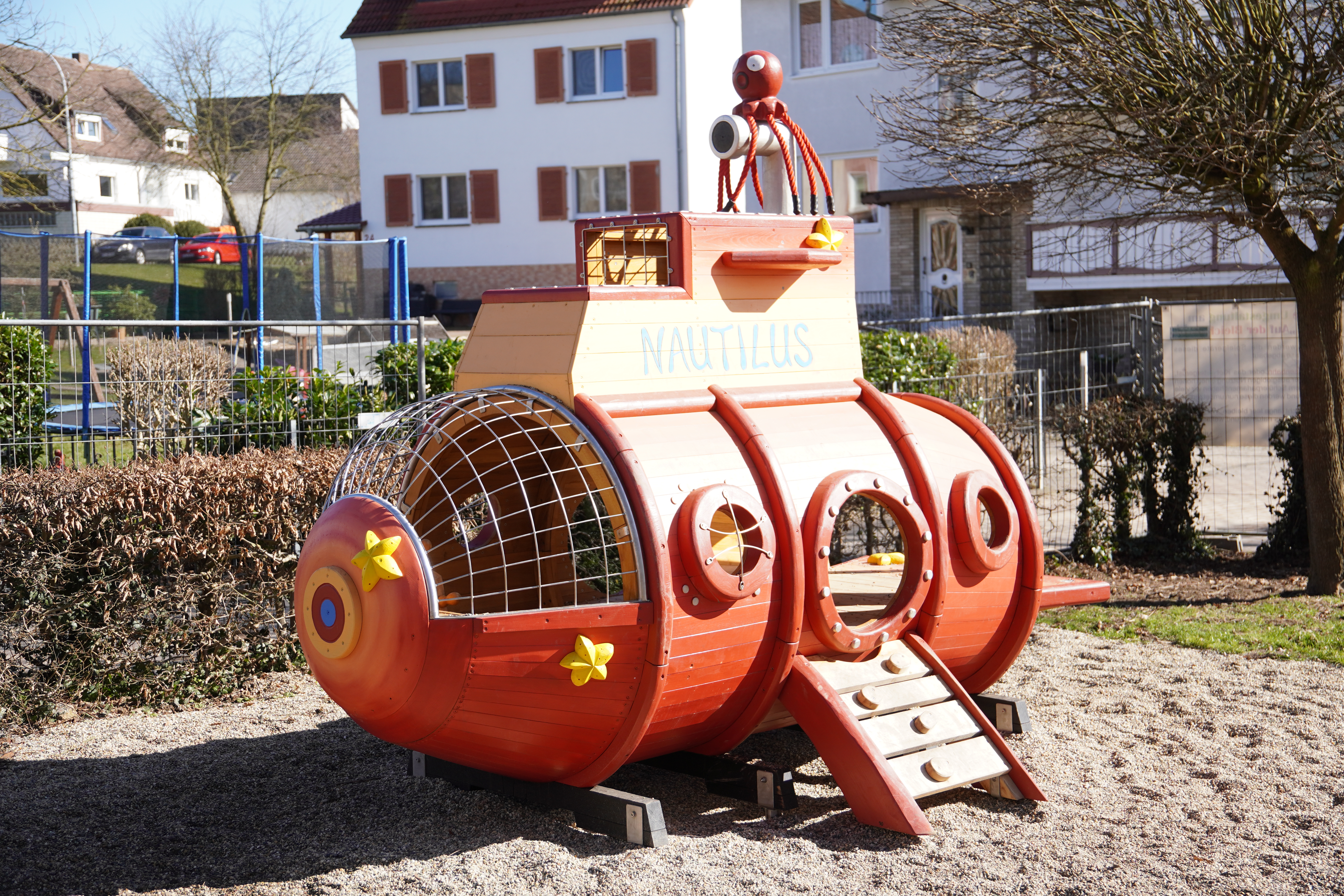 Das feuerrote Nautilus U-Boot zum Beklettern und Erforschen.