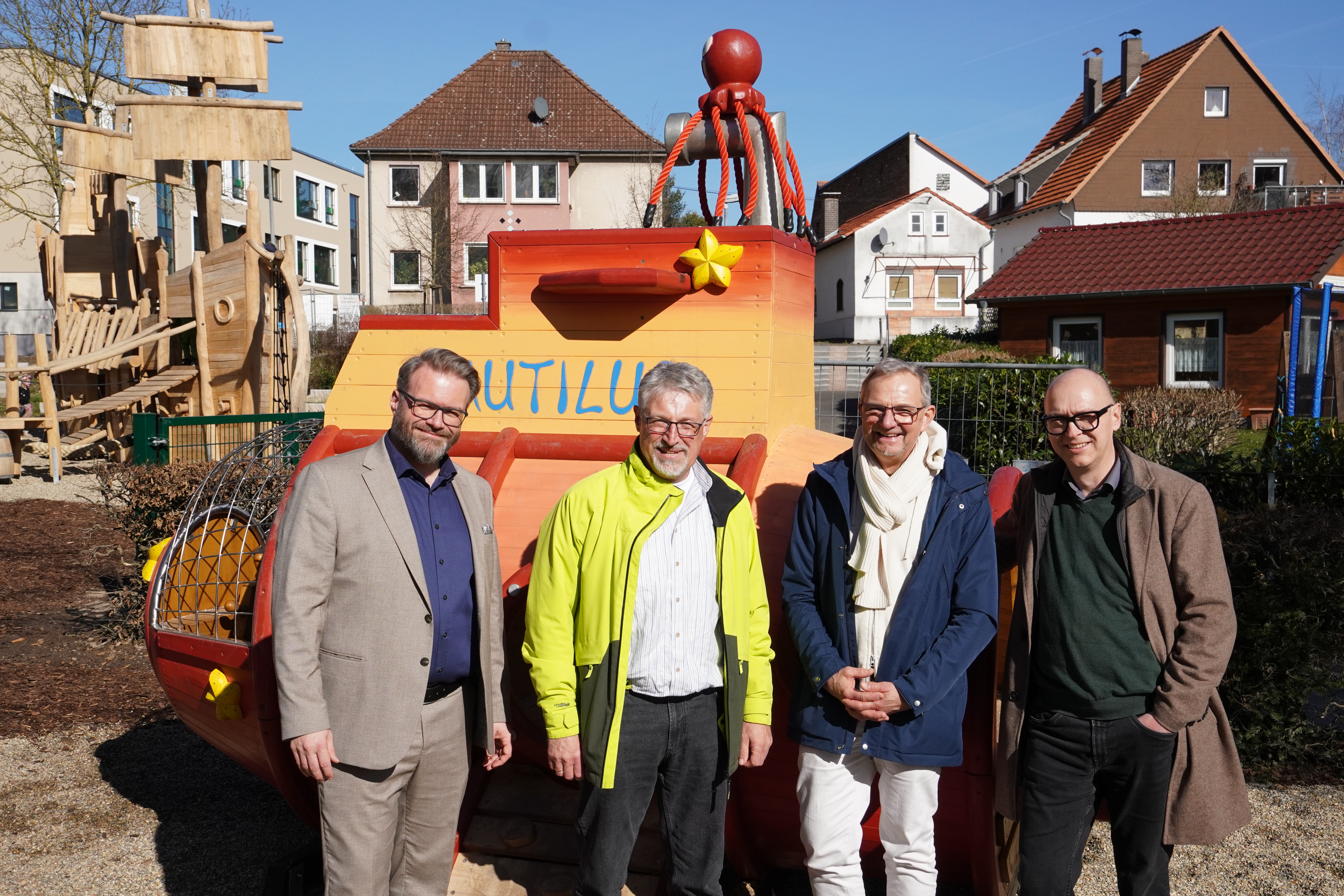 v.l.n.r. Bürgermeister Brückmann, Mitarbeiter der Gemeinde Herr Rumpf, Bauamtsleiter Herr Glomb und Projektleiter Herr Linke vor dem Nautilus U-Boot.