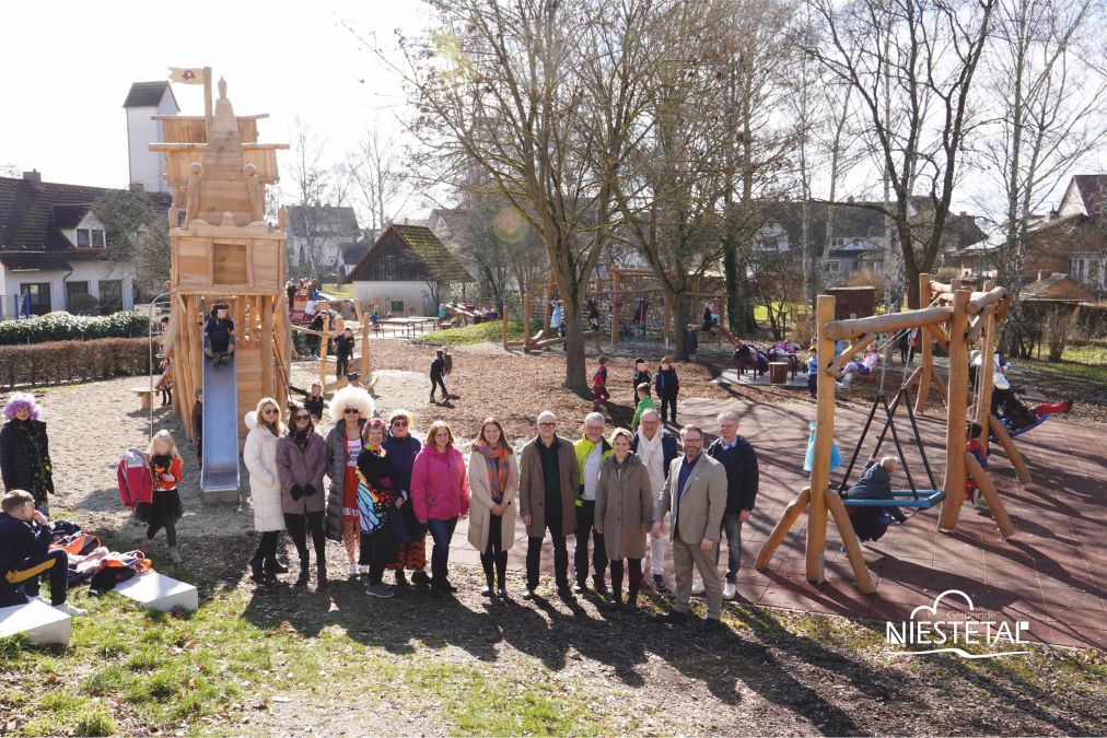 Die Lehrerinnen der Grundschule Sandershausen und die Projektgestalter der Gemeinde und der Wohnstadt feiern am Rosenmontag die Eröffnung des Spielplatzes Auf der Bleiche.