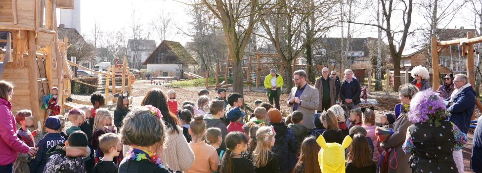 Närrische Eröffnung an Rosenmontag mit vielen bunten Kostümen.