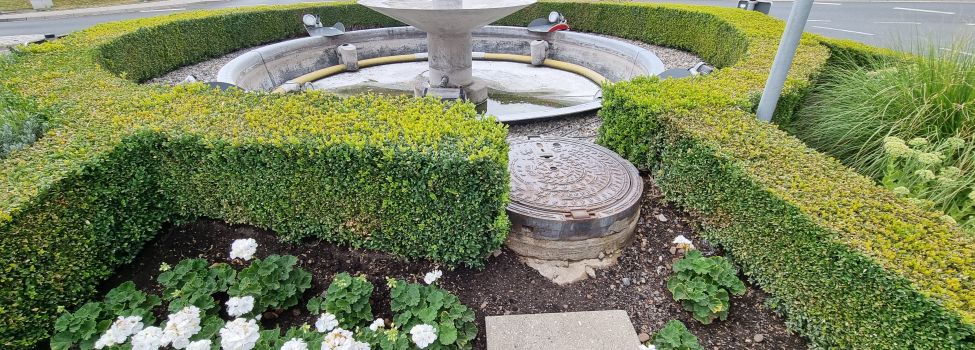 Der Brunnen am Kreisel in Heiligenrode ist vollkommen leer. Grund sind Energieeinsparungen aufgrund der Ukrainekrise.