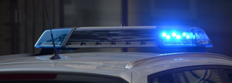 Das Blaulicht eines Polizeifahrzeugs in der Nacht