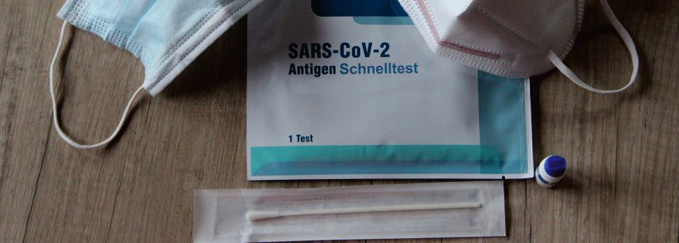 Coronatest Kit mit zwei zulässigen Masken