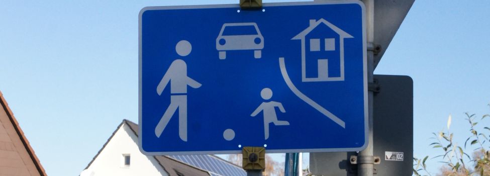 Zu sehen ist ein blaues Schild, Spielstraße