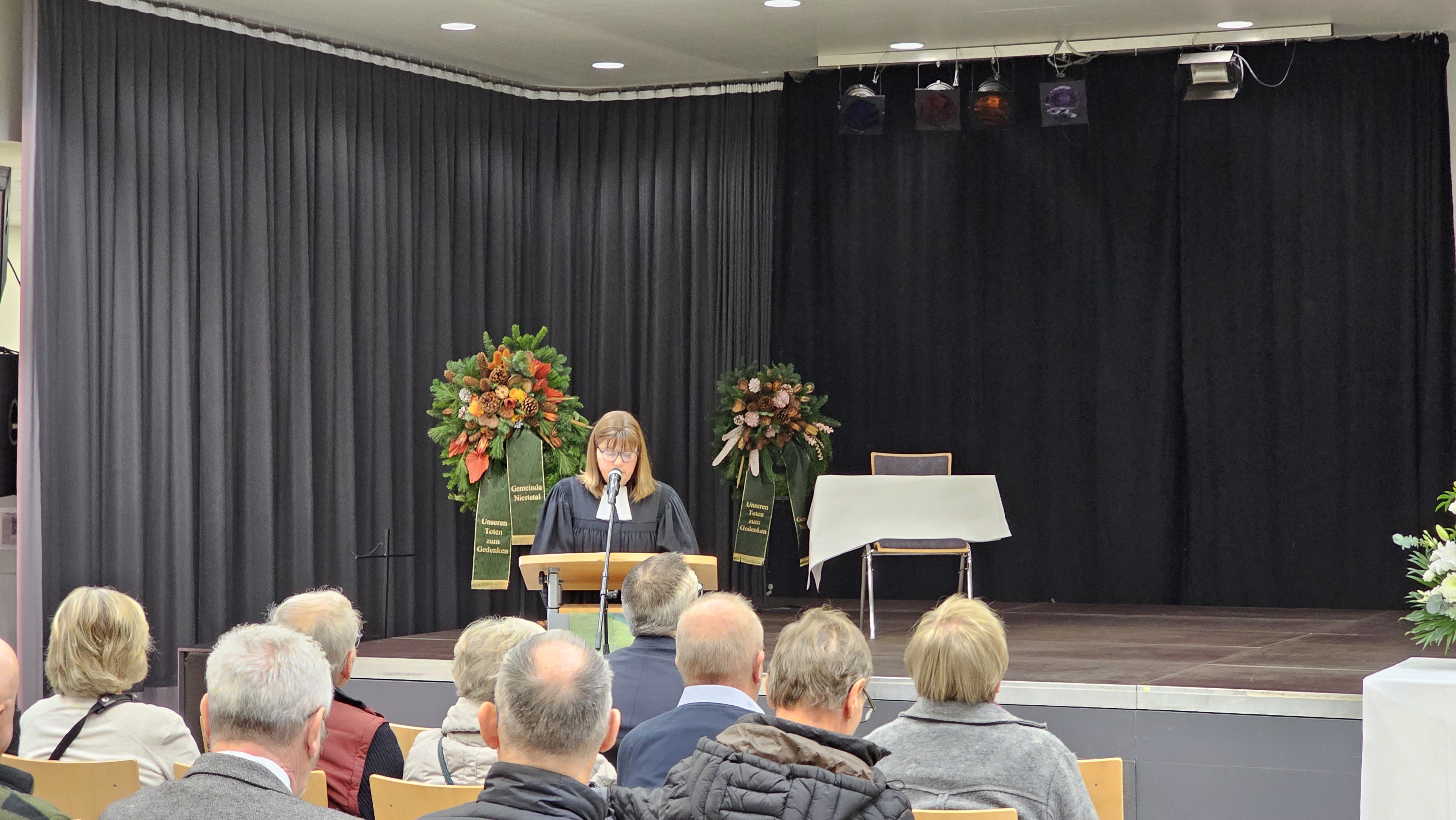 Frau Schäfer bei der Sonntagspredigt in der Aula der WLS.