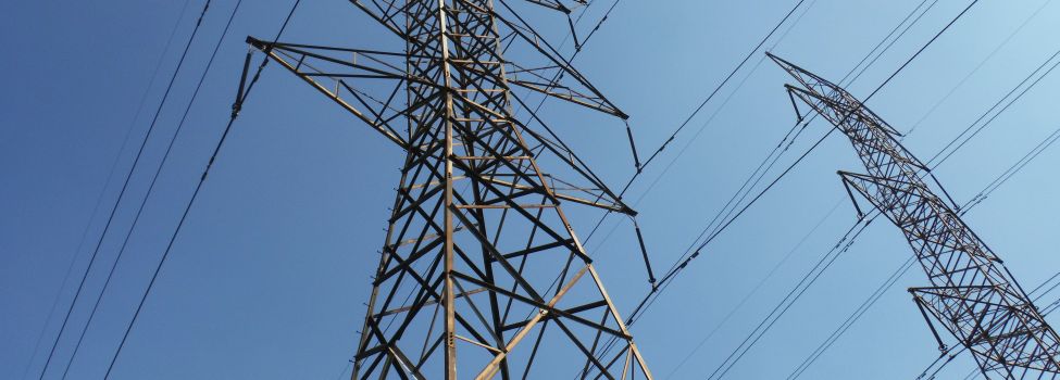 Beispielbild: Hochspannungsleitungen vor blauem Himmel.