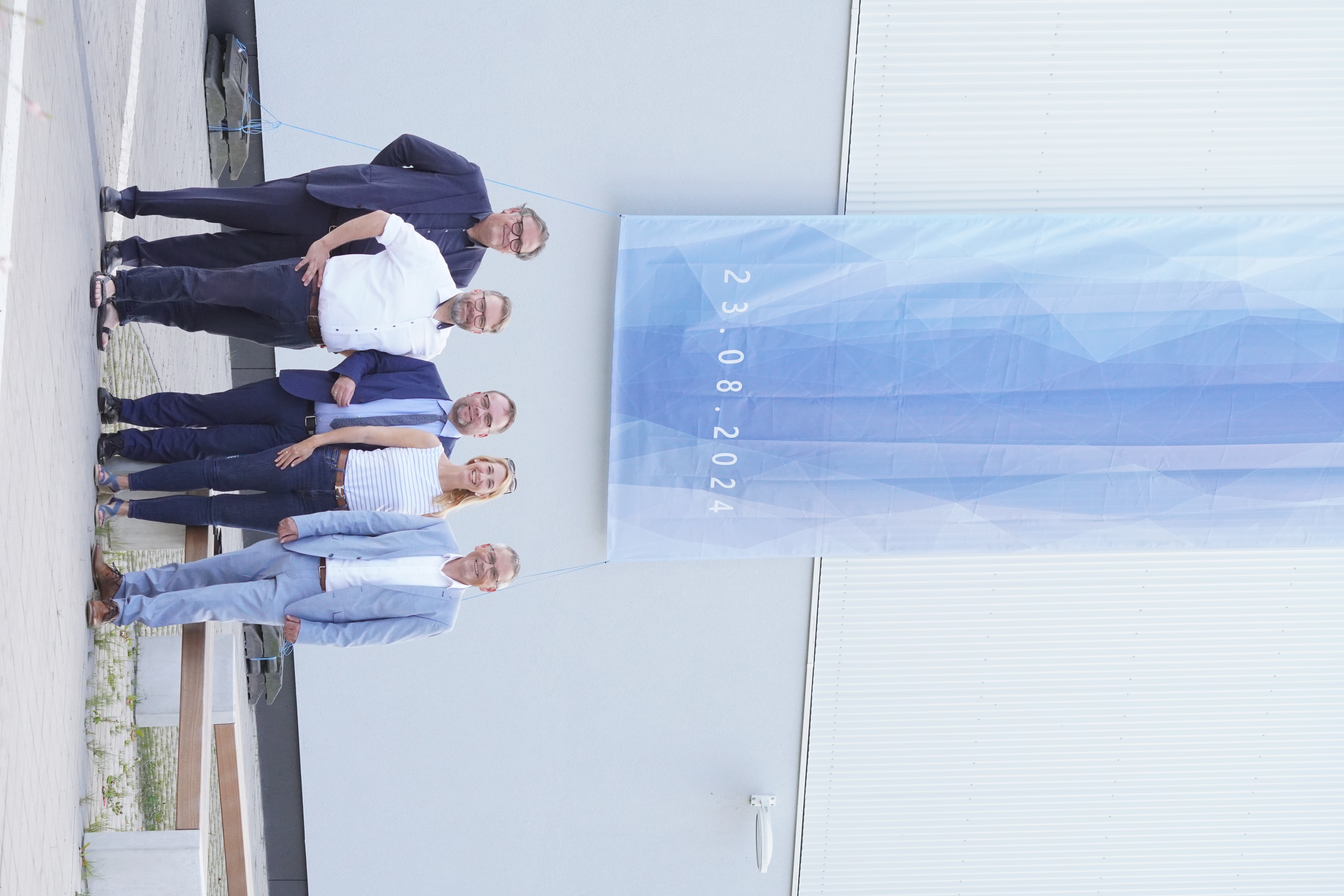 Architekturbüro Anderhalten, Bürgermeister Brückmann, Minister Gremmels, MdL Schölch und Landrat Siebert beim Pressefoto zur Eröffnung des neuen Wichtelbrunnenbades in Niestetal. @ Gemeinde Niestetal