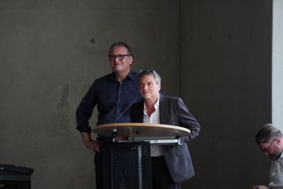 Architekt Anderhalten bei seiner Rede zur Wichtelbrunnebad Eröffnung. @ Gemeinde Niestetal