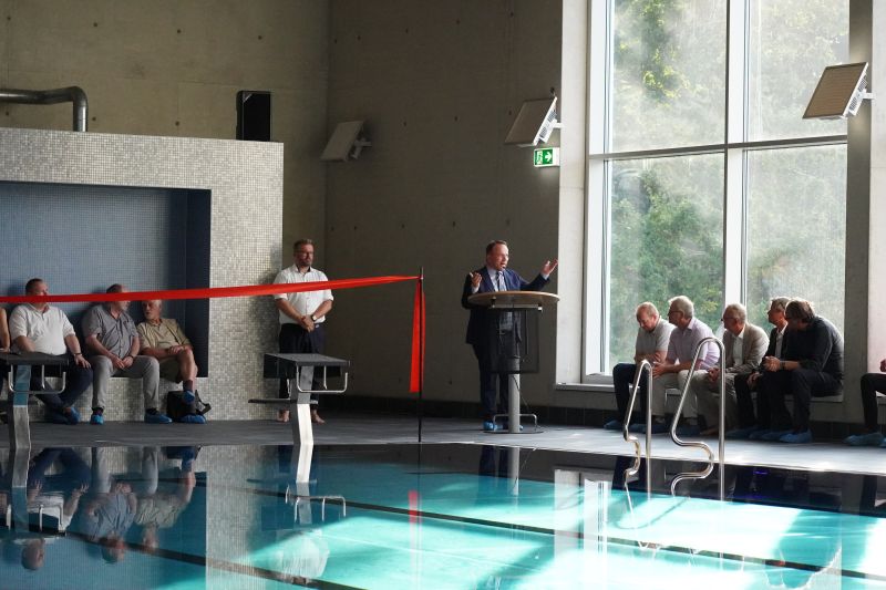 Minister Gremmels bei seiner Rede zur Wichtelbrunnebad Eröffnung. @ Gemeinde Niestetal