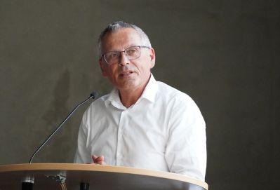 Landrat Andreas Siebert bei seiner Rede zur Wichtelbrunnebad Eröffnung. @ Gemeinde Niestetal