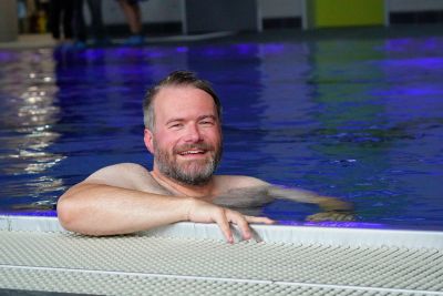 Bürgermeister Brückmann und 5 andere Personen ließen sich das Anbaden nicht nehmen. Brückmann sprang zur Einweihung gleich vom Startblock ins Wasser. @ Gemeinde Niestetal