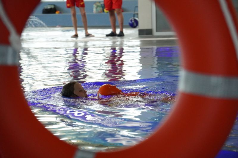 Rettungsvorführung der DLRG bei der Eröffnung im Wichtelbrunnenbad @ Gemeinde Niestetal