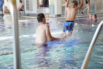 Die Leute haben Spaß im neuen Wichtelbrunnenbad und genießen bei hochsommerlichen Temperaturen das Wasser. @ Gemeinde Niestetal