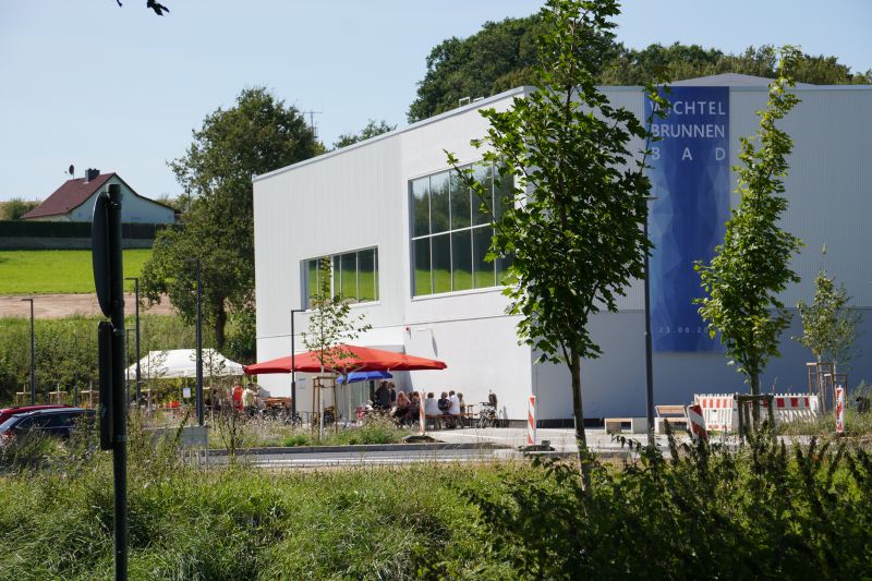 Seit dem 24. August ist unser neues Hallenbad, das Wichtelbrunnenbad in Niestetal eröffnet. An seiner Fassade hängt noch das großé blaue Eröffnungsbanner. Das Bild zeigt den ruhigen Vormittag. @ Gemeinde Niestetal