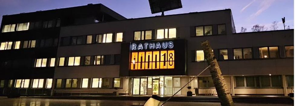 Das 18. Türchen am Rathaus mit bunt geschmücktem Adventsfenster im kleinen Sitzungssaal.