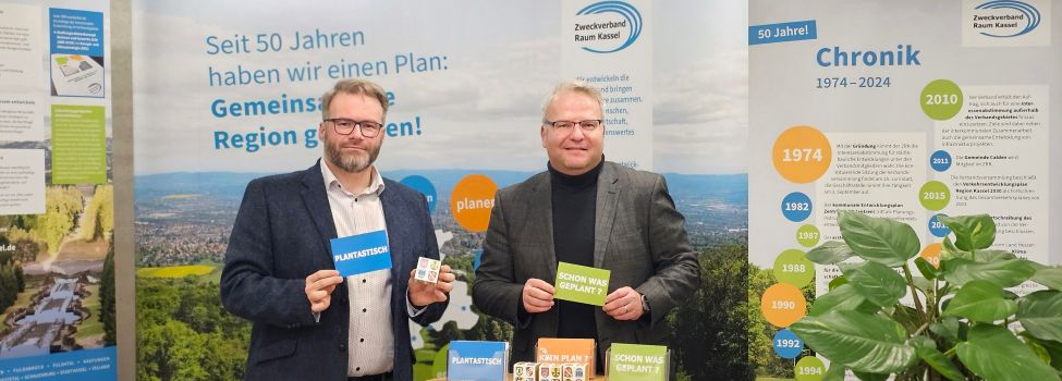 Brückmann und Stochla im Wichtelbrunnenbad zur Austellungseröffnung.