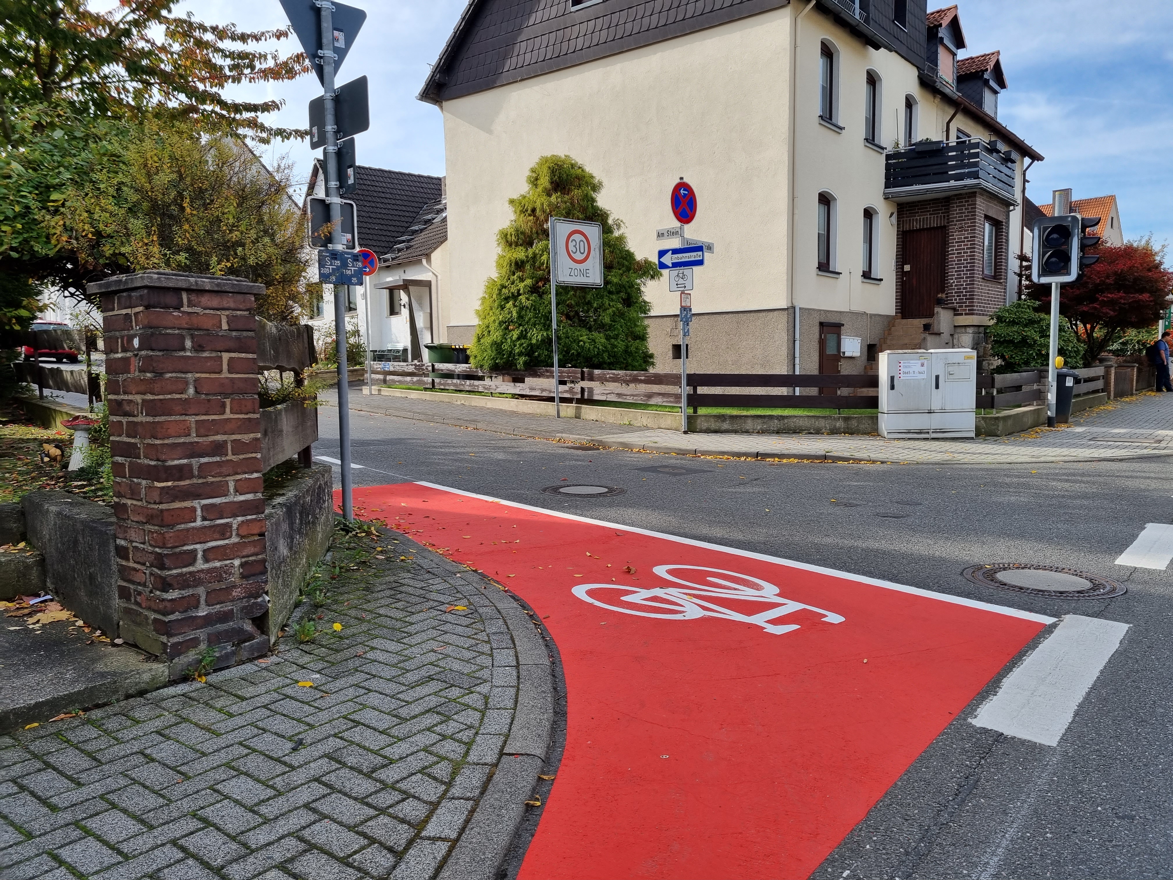 Die rote Markierung schafft eine sichere Aufstellzone für die entgegenkommenden Radfahrenden und Orientierungshilfe für alle Verkehrsteilnehmenden.