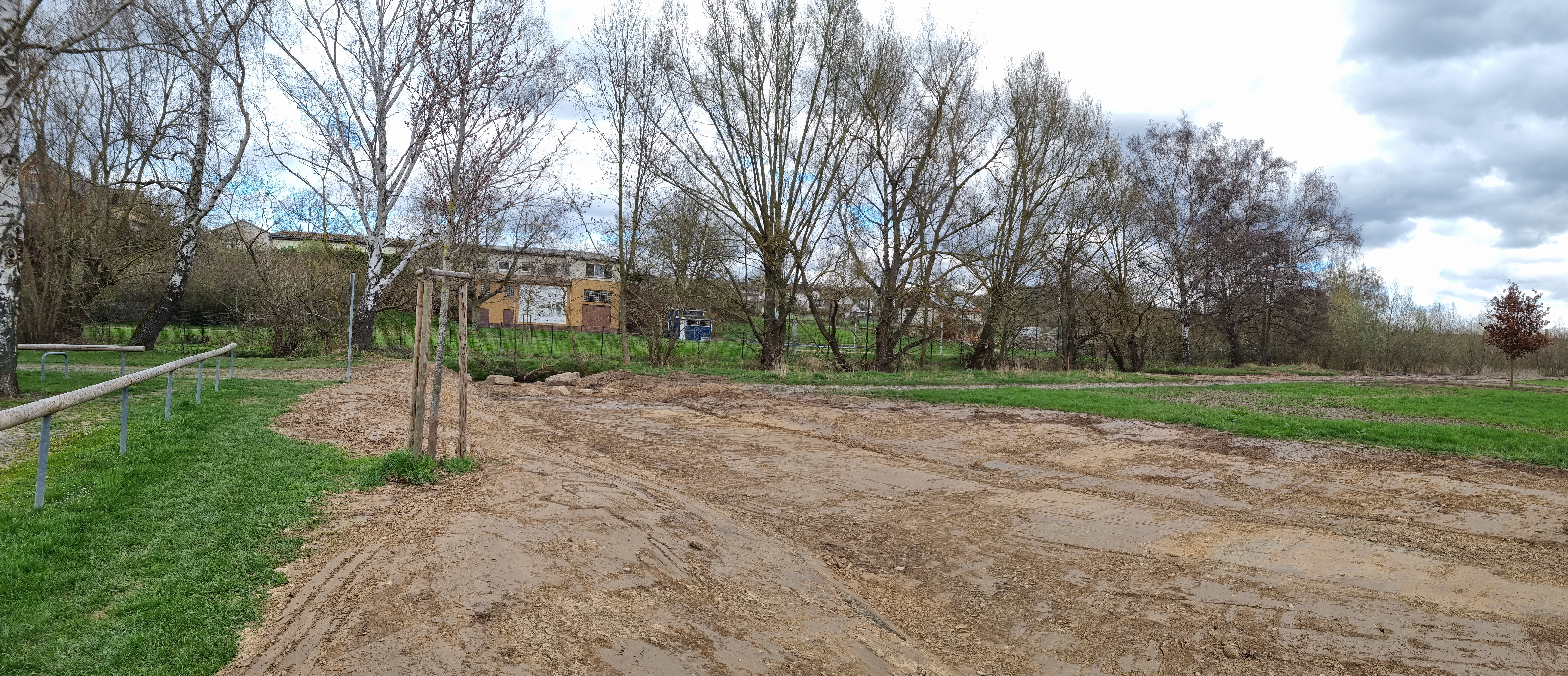 Der erweiterte Graben und der reduzierte Wall am Parkplatz Naturerlebnisbad werden zukünftig Überflutungen abfedern und das übergetretene Wasser zurück in das Niestebett führen.