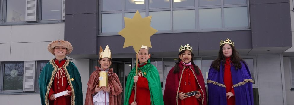 Die Heiligen drei Königinnen und Könige der Pfarrei St. Antonius von Padua vor dem Rathaus.