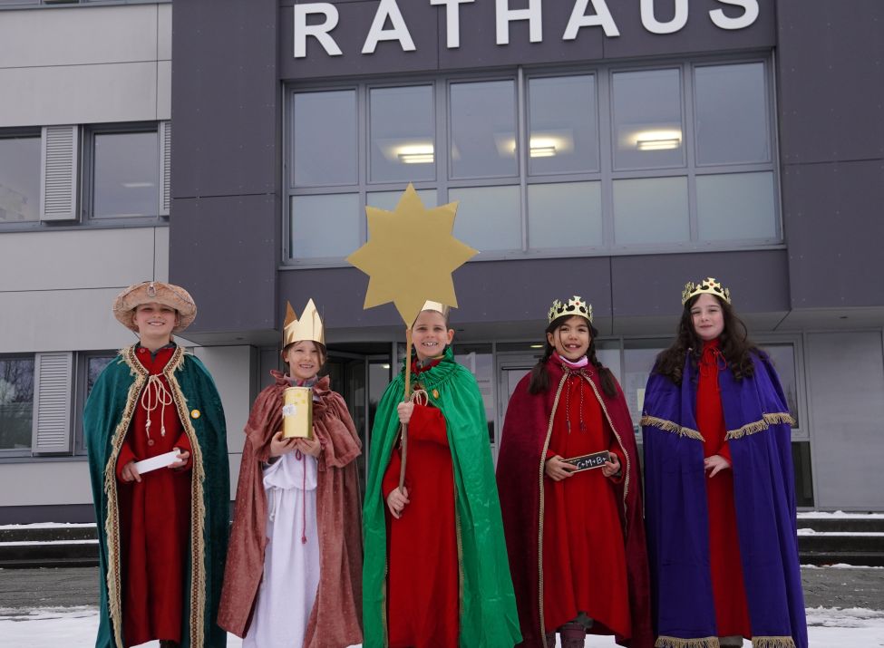 Die Heiligen drei Königinnen und Könige der Pfarrei St. Antonius von Padua vor dem Rathaus.
