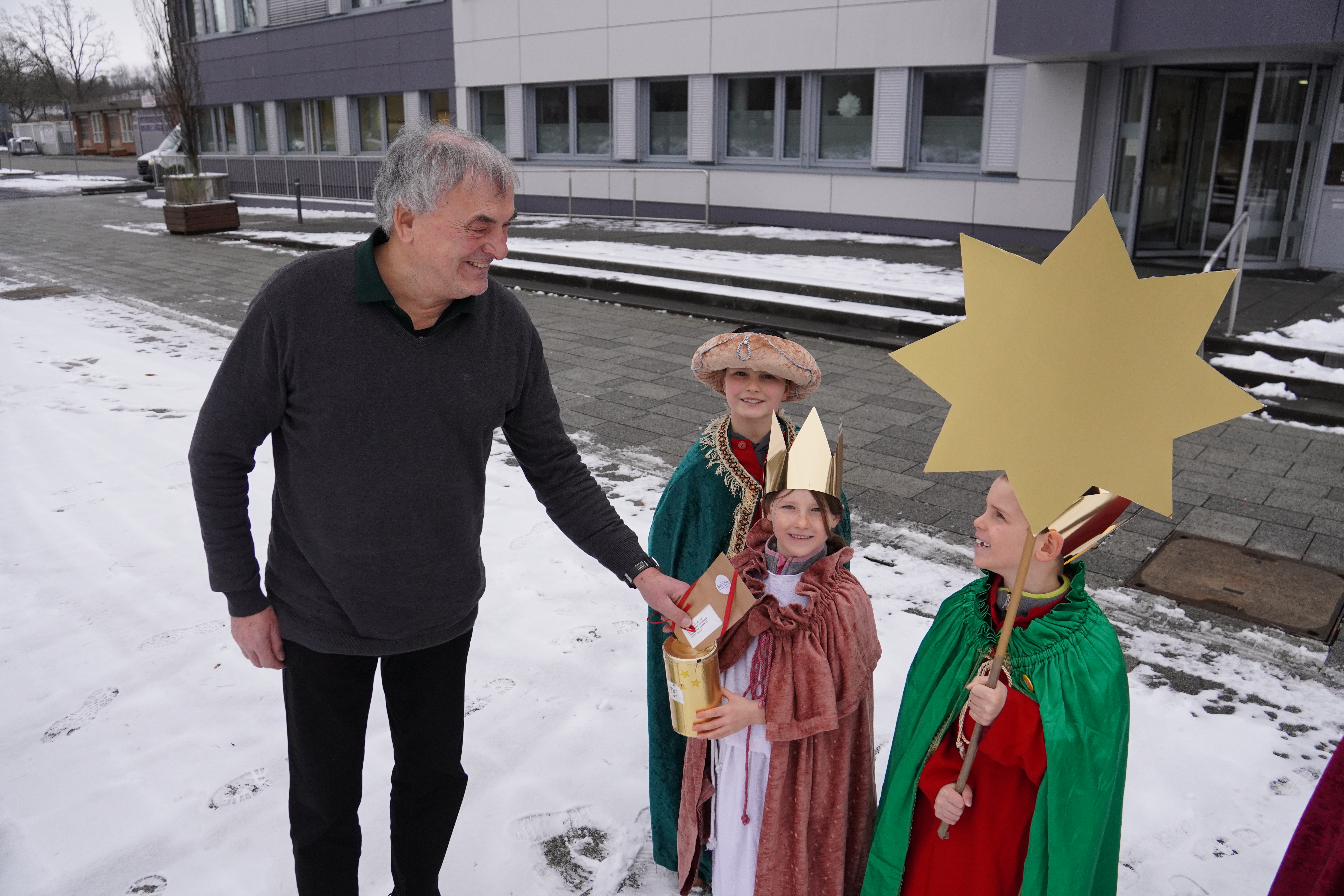 Natürlich gab es auch eine traditionelle Spende für Kinder in Not.