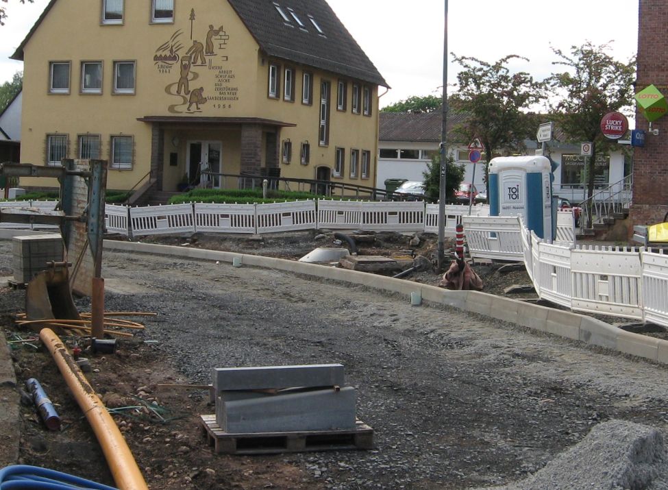 Die Hannoversche Straße während des Umbaus, mit Blick auf das alte Bürgermeisteramt.
