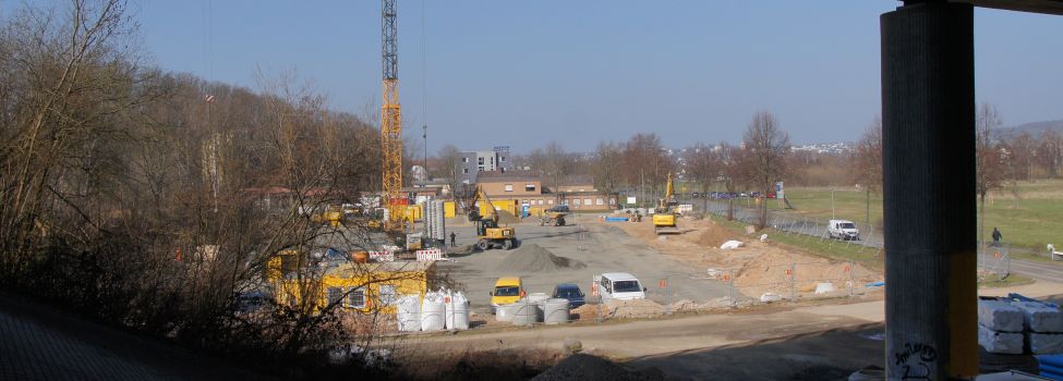 Der aktuelle Baufortschritt Anfang April, mit Kran, geschottertem Fundament und Kanal- bzw. Wasserleitungsarbeiten