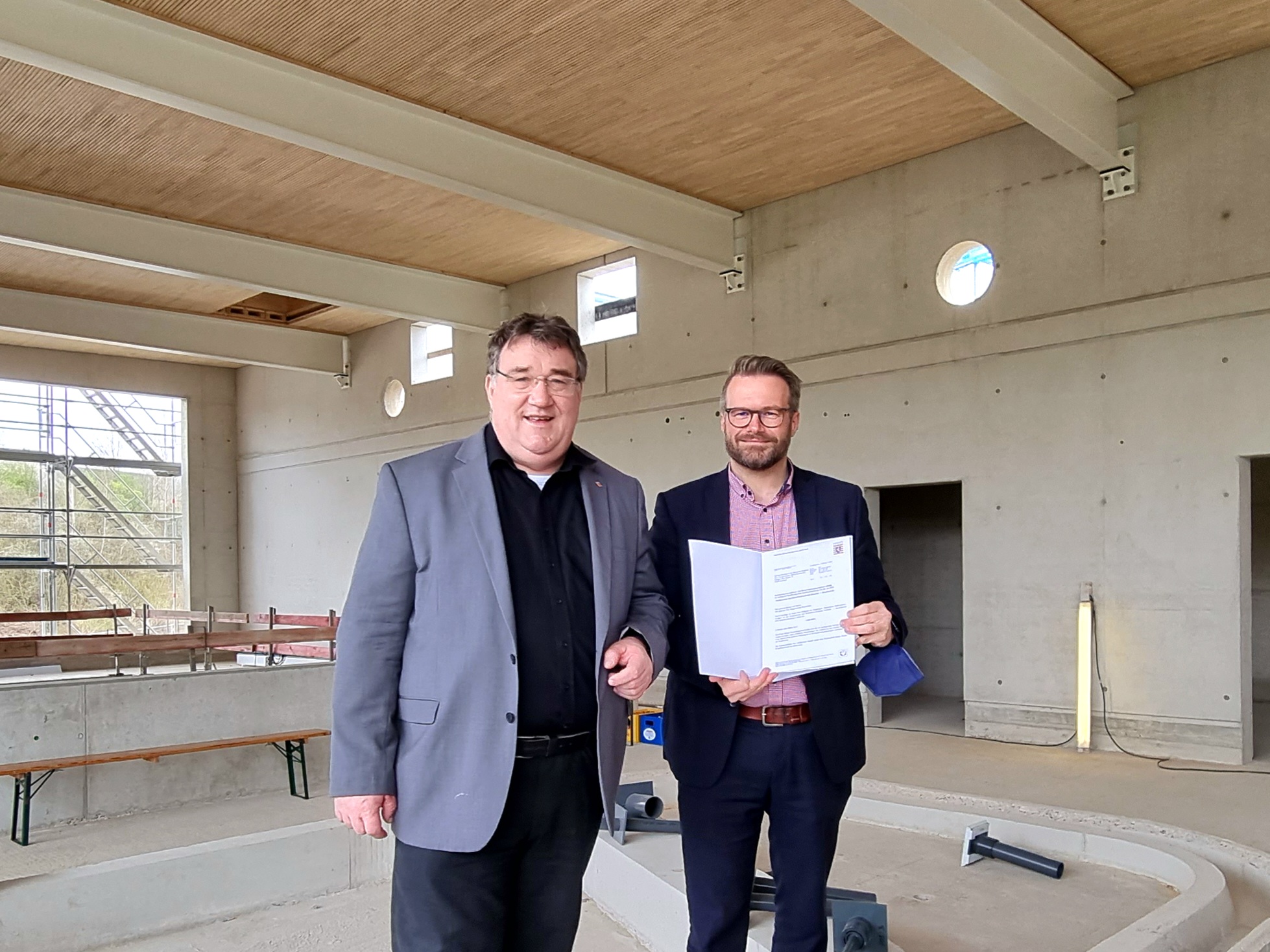 Regierungspräsident Weinmeister und Bürgermeister Brückmann im Rohbau des Ersatzneubaus Wichtelbrunnenbad.