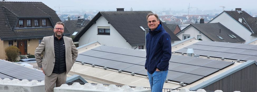 Bürgermeister Brückmann und Geschäftsführer der cdw Stiftung Thomas Flügge begleiten die Inbetriebnahme der neuen Solaranlage.