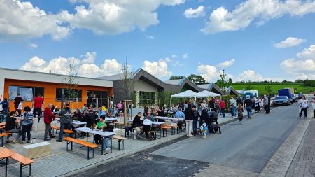 Langsam füllt dich der Kindergarten beim Tag der offenen Tür.