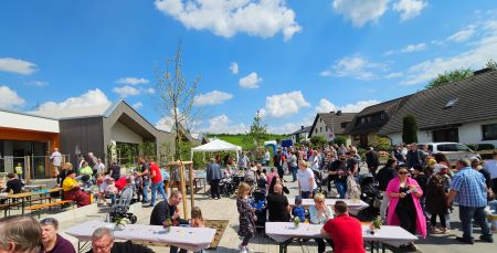 Bei Bratwurst und bestem Wetter wird ein kleines Straßenfest gefeiert.