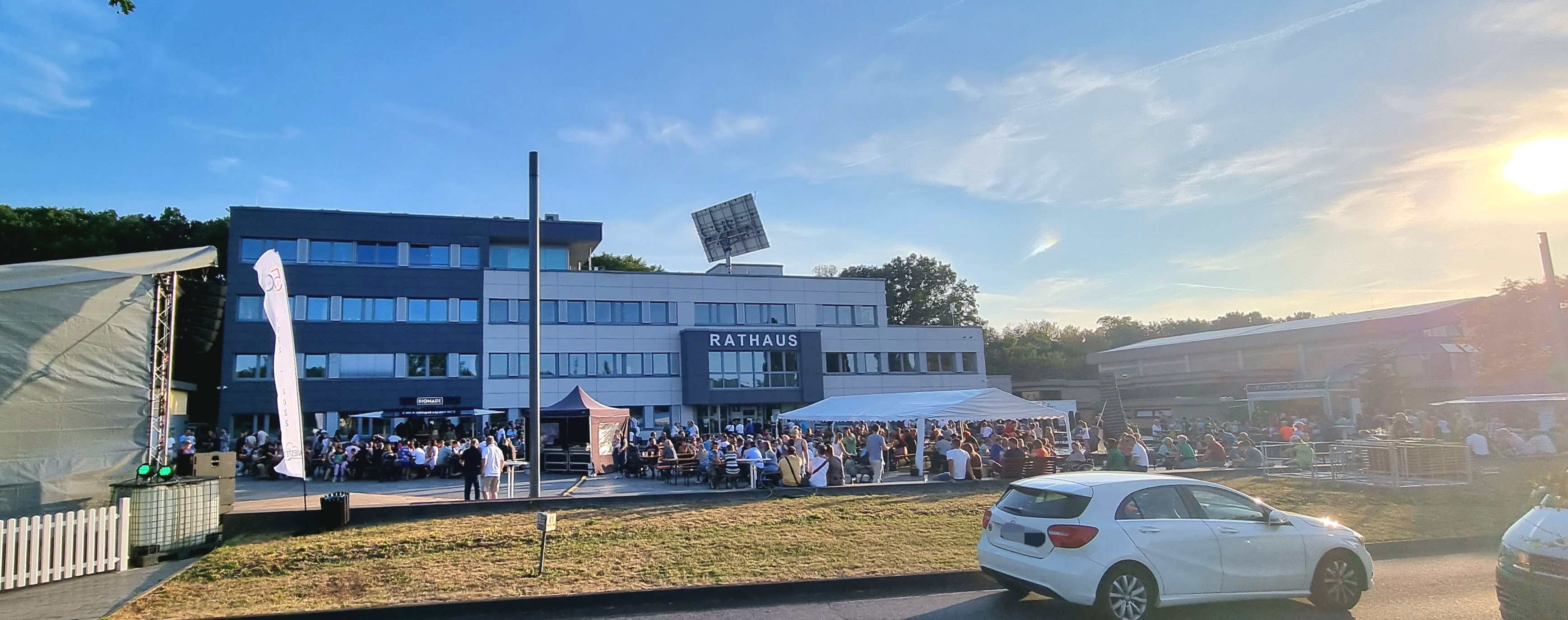 Der Festplatz ist voll mit Niestetalerinnen und Niestetalern