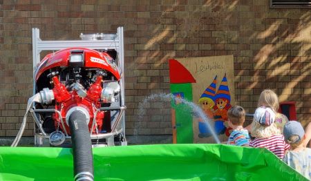 Bei der Feuerwehr gab es neben Einsatzwagen und Ausrüstung auch einen Aktionsstand zum Selberlöschen.