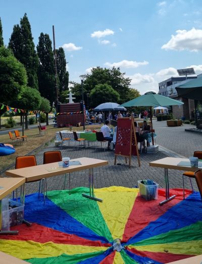 Die Bastelecke an der Gemeindebücherei, im Hintergrund die Hüpfburg.