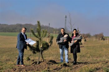 Bürgermeister Marcel Brückmann mit frisch gebackenen Eltern am neuen Hain am Eichberg.