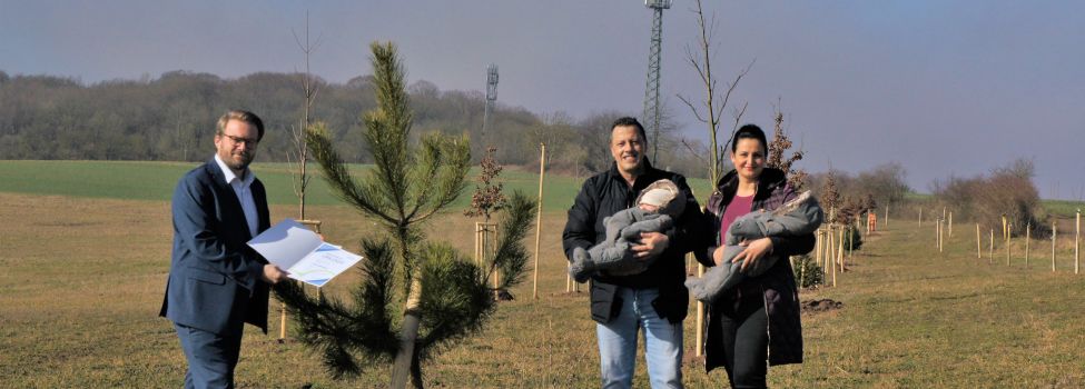 Bürgermeister Marcel Brückmann mit frisch gebackenen Eltern am neuen Hain am Eichberg.