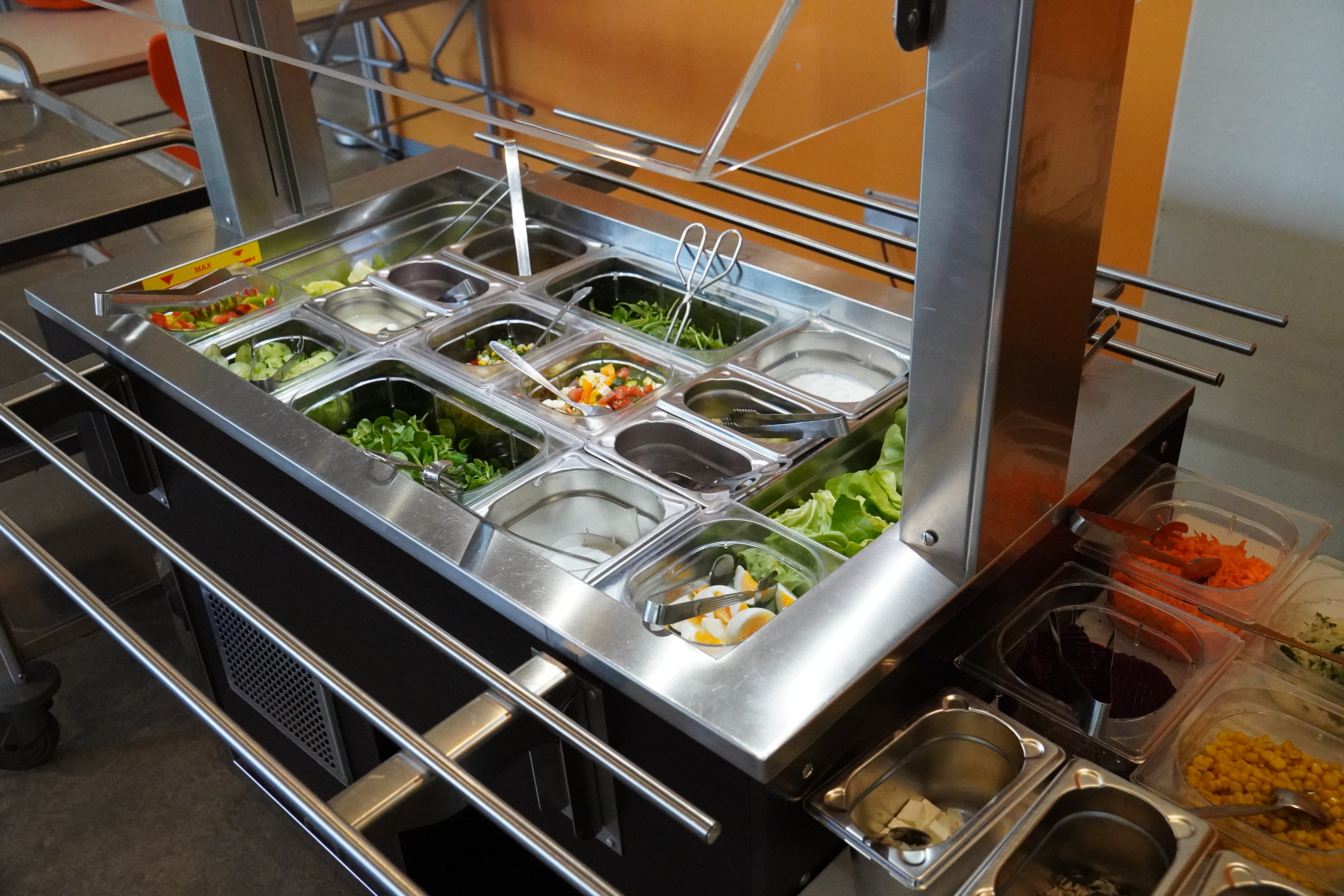 Aus der Salatbar kann sich frei ein individueller Salatteller zusammengestellt werden.