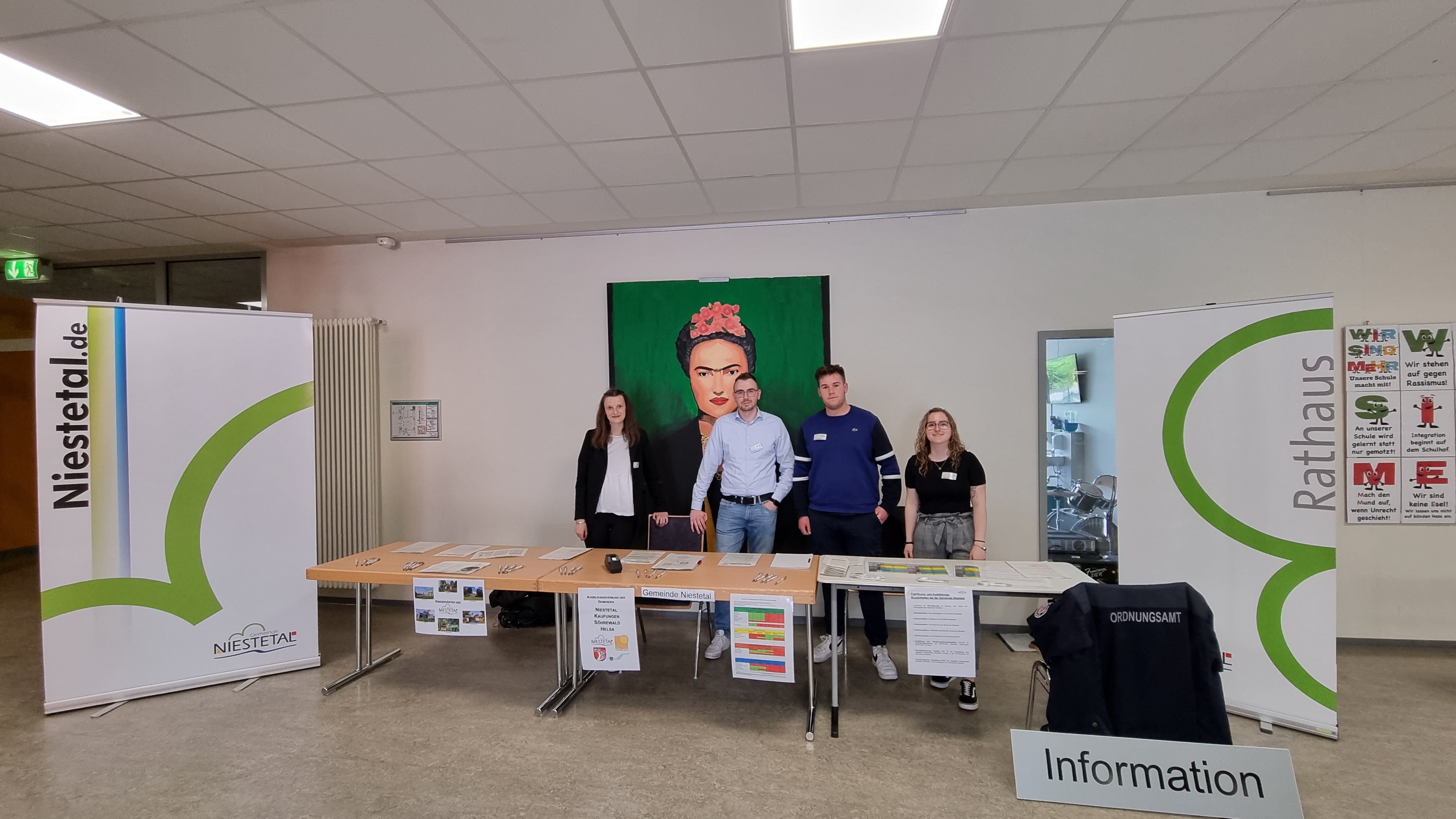 (v.l.n.r.) Julia Klee, Alexander Umbach, Valentin Bauer und Tabitha Hauptmann am Stand der Gemeinde Niestetal.