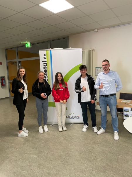 Julia Klee (links) und Alexander Umbach (rechts) erzählen interessierten Schüler:innen über die spannenden Tätigkeiten einer Kommunalverwaltung.