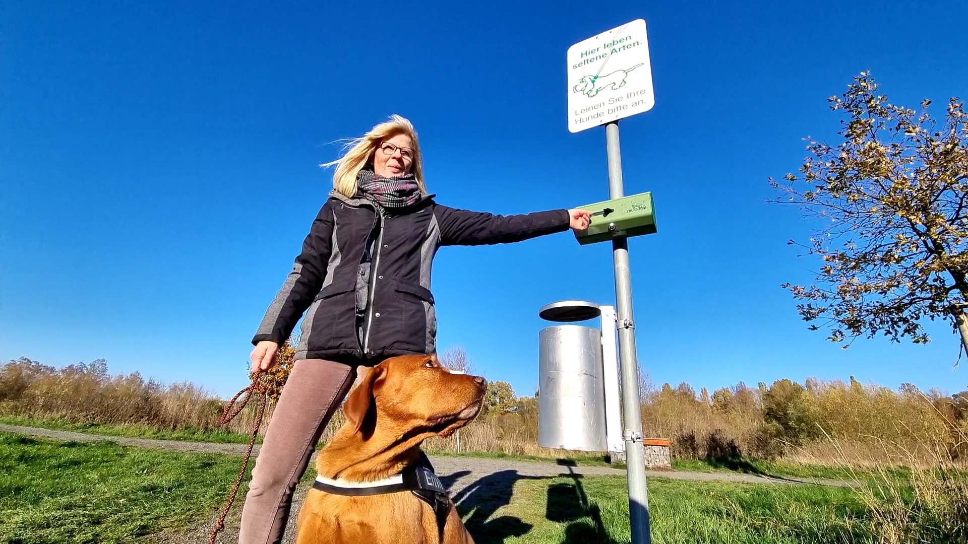 Frau Mönnich geht mit Hund Emil in der Niesteaue mit gutem Beispiel voran.