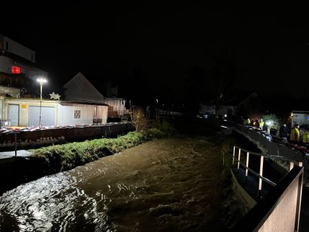 Hochwasserfluttonnen an der Straße Auf der Insel in Sandershausen, 25. Dezember
